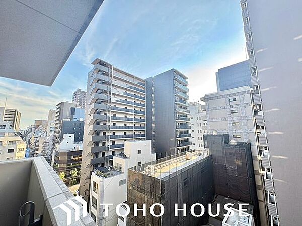 眺望広い空と都会的な街並みを望むことができ、日々の暮らしにゆとりをもたらす景色です。