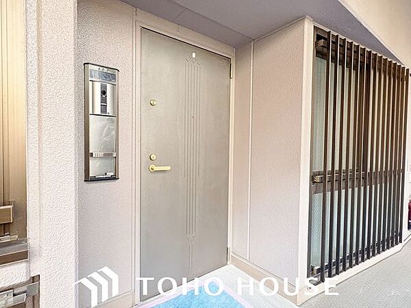 共用廊下側からの視線や防犯面に配慮された、シンプルでオーソドックスなマンションの玄関扉。