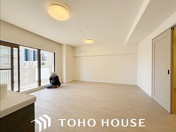 一日の中で多くの時間を過すことになるリビングダイニングだからこそ、いつも穏やかな空間であることが必然。爽やかな通風と採光を存分に感じる事が出来る空間です。