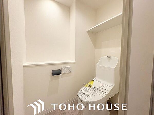 快適にお使いいただける温水洗浄便座付きのトイレです。掃除用品などを隠してしまえる便利な収納スペースがあり、スッキリと清潔な空間を保てます。シンプルに清潔感のあるホワイト色。収納が付いて実用性も兼ね備…