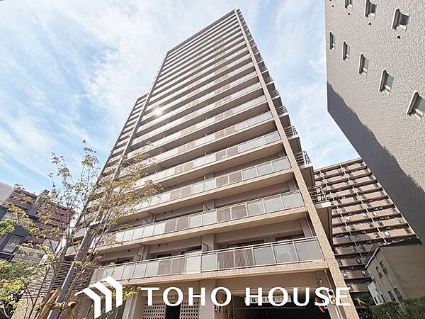 陽光を効率よく取り込めるよう、窓の配置や建物の形状に配慮された設計。外からの視線を適度に遮りながらも、室内に明るい光と心地よい風を届ける工夫が外観デザインからも見て取れます。