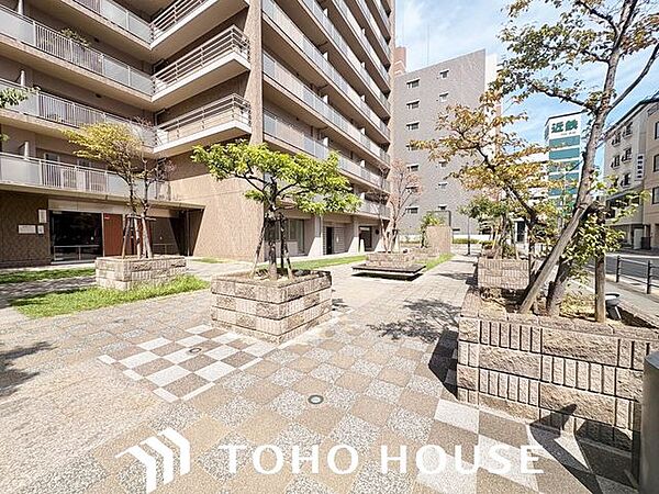 荷物の多い日やベビーカーでの移動時にも配慮された、足元がフラットでゆとりある動線設計。段差を抑えた（またはスロープ等の工夫がある）アプローチにより、ご家族皆が安全に通行できる実用的な空間です。