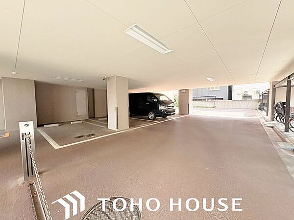 敷地内に完備された駐車場スペース。愛車の出し入れがしやすく、雨の日やお買い物帰りの荷物が多い時にも移動がスムーズで助かります。空き状況や利用区画の詳細については、お気軽にお問い合わせください。