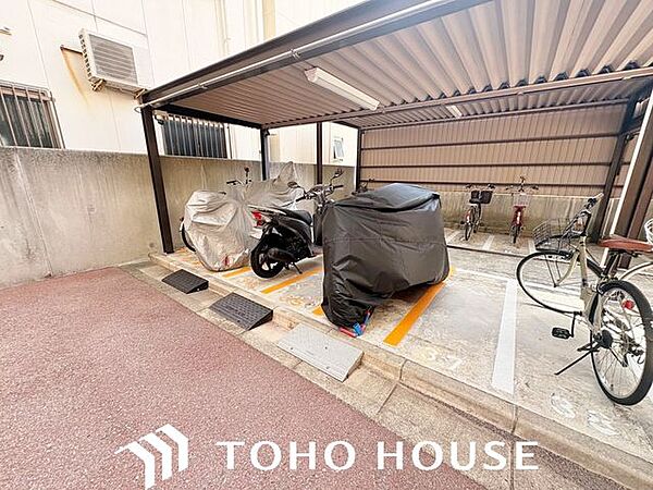 敷地内に用意されたバイク置き場。大切な愛車を近隣に預けることなく、敷地内で安心して保管できます。通勤や通学、ツーリングの際にも出し入れがスムーズに行える利便性の高さが魅力。空き状況等はお問合せください