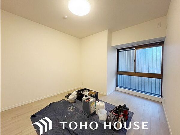 どんなインテリアにも合わせやすい、シンプルで清潔感のある室内デザインです。お好みの家具を配置して、理想の住空間づくりをお楽しみください。