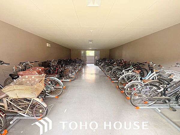敷地内に整備された屋根付き（または専用）の駐輪場。雨や直射日光から大切な自転車を守り、きれいな状態を保ちやすくなっています。日常のお買い物や通勤・通学の移動手段として重宝する快適な共用設備です。