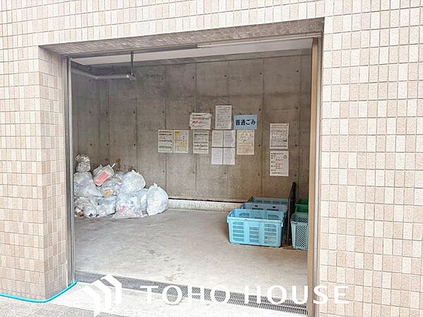 敷地内に設置された専用のごみ置き場。鍵付き（または扉付き）で衛生面や防犯面にも配慮されており、敷地外からの持ち込みを防ぎます。綺麗に管理された共用部で、毎日の生活ゴミの排出もストレスなく行えます。