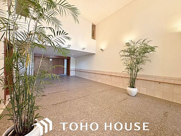 清潔感があり、細部まで手入れが行き届いた心地よいロビー空間。防犯面やプライバシーにも配慮されており、居住者の快適な日常を足元から支えます。訪れるゲストにも好印象を与える安心とゆとりの共用部です。