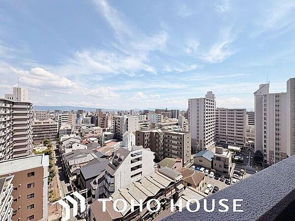 前面に極端な遮蔽物がなく、程よい開放感を確保した窓からの眺望。外からの視線が直接気になりにくい配置（または距離感）が保たれており、室内にいながら周囲の落ち着いた住環境を確認できる安心の景色です。