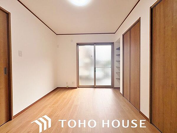 日照に恵まれたお部屋。柔らかい自然光で朝目覚める暮らしが送れるだろう。また、機能的なクローゼットを配置して、片付いた空間も実現出来そう。