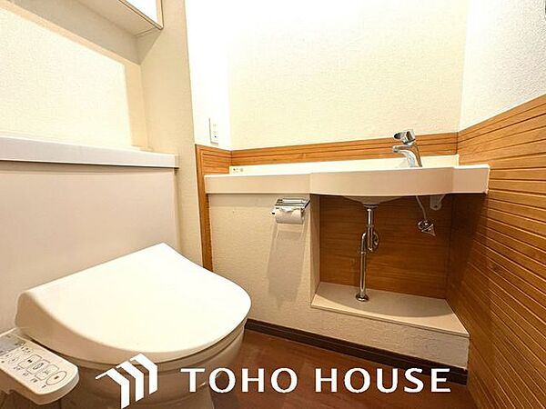 清潔感あるホワイト調のクロスと温もり溢れるモダンカラーの床材が見事に調和した本邸宅は、毎日の生活を少しでも快適に過ごして頂ける様に落ち着いた雰囲気作りから行っています。