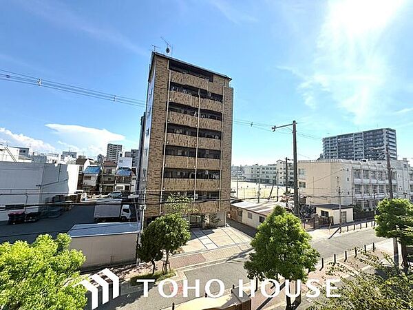 バルコニーからは開けた眺望を楽しむ事が出来る。光が注がれる青い空から鮮やかに赤色にゆっくりと染まり、漆黒に瞬く星を見上げる。そんな優しい時間がここでは流れてゆく。家族の笑顔が集まる空間。