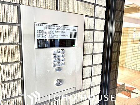 セキュリティ面に配慮されたオートロックシステムを採用しています。訪問者の確認ができ、防犯対策として役立ちます。住まう方々に安心感をもたらす、充実した共用設備の一つです。