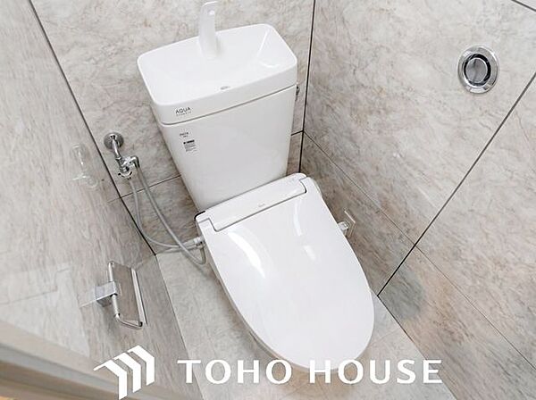 ホワイトを基調とした、清潔感あふれるシンプルなトイレ空間。限られたスペースながらも、お手入れのしやすい床材やクロスが採用されており、日々の掃除がスムーズに行える機能的な造りに仕上がっています。