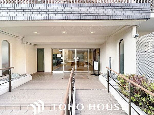 毎日の行き帰りで必ず通行する、住まいの顔となるエントランス空間。流行に左右されないオーソドックスでシンプルな設計となっており、居住者や訪れる人々を落ち着いた雰囲気でスムーズに迎え入れます。