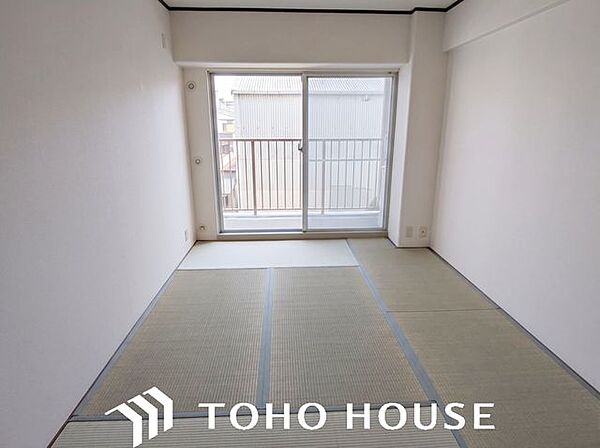 和室は有るだけでも落ち着く空間ですが、 「家族団らん」 「来客時の客間」 等々多目的なスペースとして活用出来る便利な空間です。