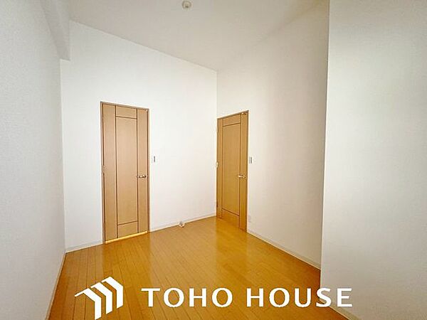 クローゼットには洋服や本を収納できるので、お部屋はすっきり広々と使うことができます。お好みの家具を自由にレイアウトしてください。