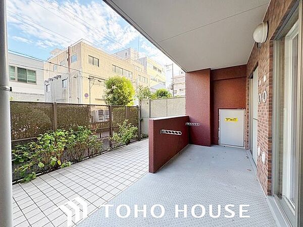 陽光が心地よく注ぐ開放的な専用庭。ガーデニングや植物の育成を楽しんだり、休日にお子様やペットと遊んだりと、戸建て感覚のゆとりある暮らしを叶えてくれる魅力的なプライベート空間です。