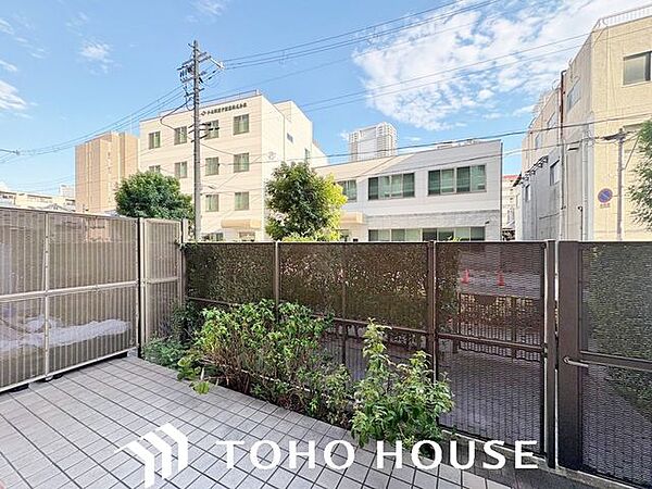 マンションでありながら戸建てのような開放感を味わえる専用庭。周囲を気にせずゆったりとくつろげるプライベートスペースとして、おうち時間をより豊かに心地よく演出してくれます。