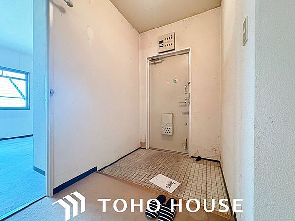 段差を抑えたフラットな設計が特徴的な、機能性の高いマンションの玄関内。備え付けのシューズボックスにより限られた空間を有効活用でき、常に清潔感のあるスッキリとした状態をキープしやすい設計です。