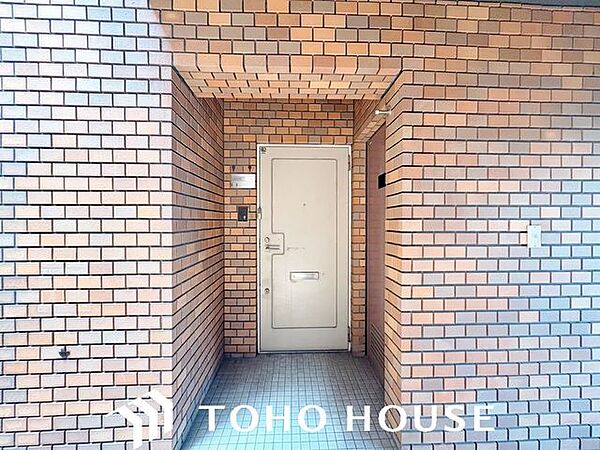 共用廊下側からの視線や防犯面に配慮された、シンプルでオーソドックスなマンションの玄関扉。新聞受けやインターホンがコンパクトにまとまっており、毎日の通行がスムーズに行える機能的な造りです。