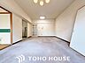 リビング/ダイニング：家の中で一番長く過ごす場所だからこそ、居住性と居心地の良さにこだわったリビング。コンパクトながらも窓からの景色や採光を取り入れることで、リラックスして過ごせる空間を確保しています。