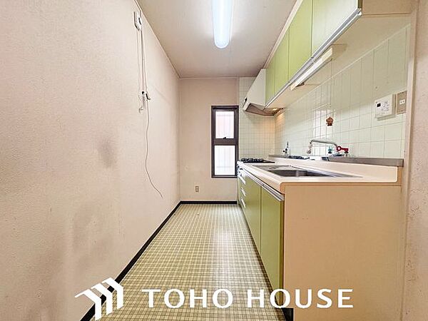 無駄なスペースを削ぎ落とし、限られた空間にすっきりと収まるスマートなキッチン設計。冷蔵庫や食器棚の配置が想定しやすく、デッドスペースを抑えた効率的な調理空間を実現しています。