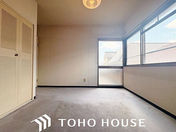 窓からの採光をしっかりと確保した明るい洋室。日中は自然光が室内に心地よく行き渡り、爽やかな空間を演出します。毎日の目覚めを心地よく迎えられるため、主寝室としての利用にもおすすめです。
