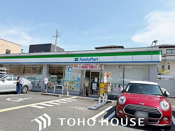 ファミリーマート豊中緑丘店 徒歩12分。 910m