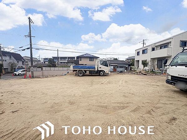南側と南西道路に接する陽当たり恵まれた敷地です。
