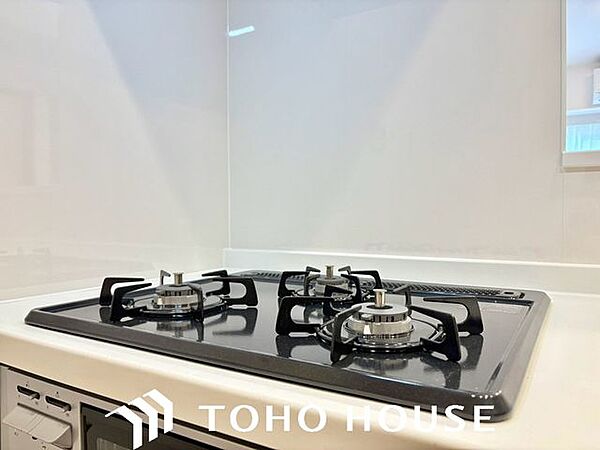 複数のお料理を同時に進められる3口ガスコンロ。お料理の効率が上がり、日々の家事の時短につながります。