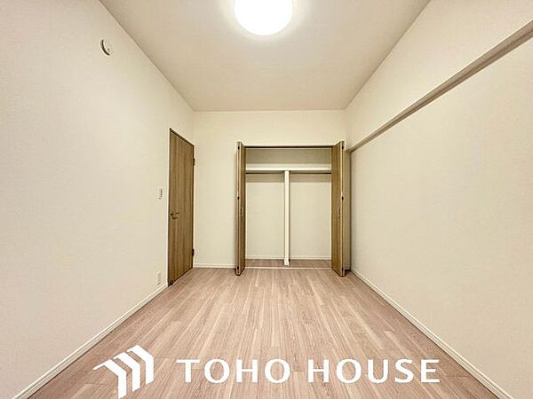 扉を開放することで、さらに広々とした空間としてお使いいただけます。風通しも良く快適な室内です。