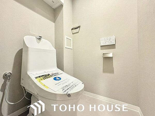 清潔感のあるシンプルなトイレ空間です。ペーパーホルダーの上などに小物を置けるスペースがあり便利です。
