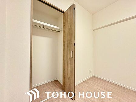 ハンガーパイプと上部棚を備えたクローゼット。丈の長いコートや、季節外の衣類なども収納しやすい造りです。