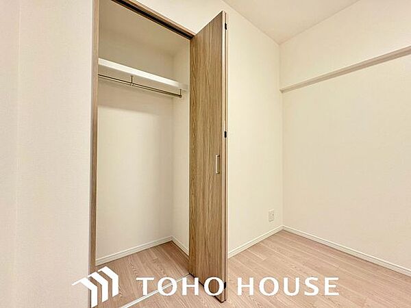 ハンガーパイプと上部棚を備えたクローゼット。丈の長いコートや、季節外の衣類なども収納しやすい造りです。