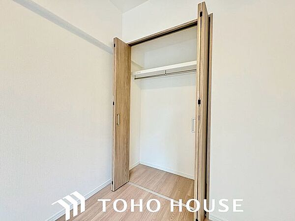 衣類をシワなく掛けられるハンガーパイプ付きの収納です。お部屋を広く使うための心強いサポートスペースです。