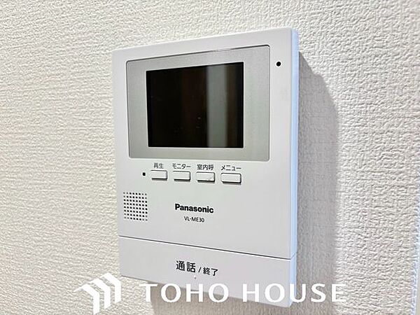 訪問者の顔を室内から映像で確認できるTVモニター付きインターホン。防犯面でも役立つ安心の設備です。