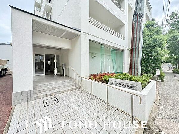 きれいに整備されたマンションのアプローチ部分です。スロープも設けられており、歩きやすい設計になっています。