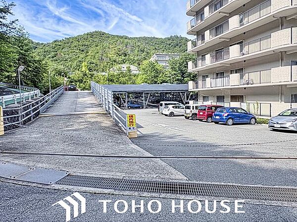駐車スペースは広い敷地を使用した2階建て自走式の立体駐車場で、高さも十分あり、大型車両、ハイルーフ車、フルサイズSUVは勿論、外車も楽に駐車していただけます。現在空き区画ございます！