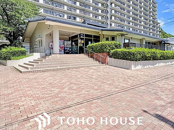 世帯数の多いマンションのため、管理事務所も別に設けてあり、敷地内の管理、お掃除も行き届いています。