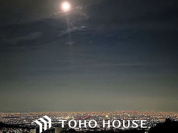 宝石箱のような夜景をお楽しみください。