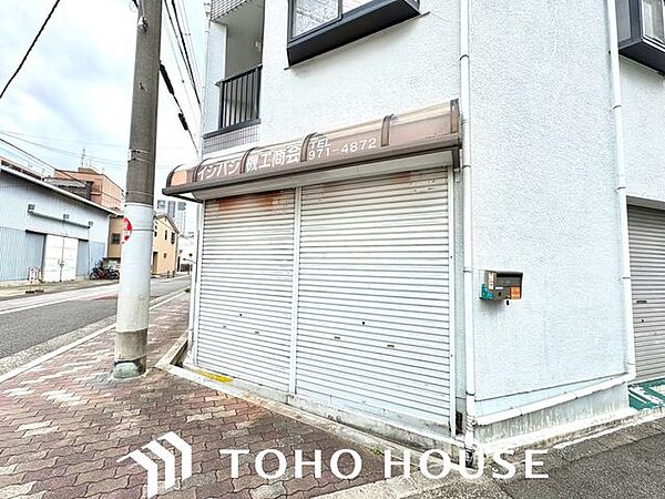 前面道路に面しており、お出かけや帰宅時の出入りもスムーズに行えます。外壁は明るい色合いでまとめられており、周辺の街並みにもスッキリと馴染むデザインとなっています。