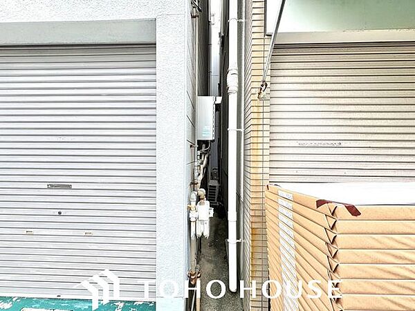 隣地との境界部分の様子です。建物間に適度な隙間があることで風の通り道ができ、室内の換気もしやすくなっています。現地にて実際の距離感などをご確認いただけます。