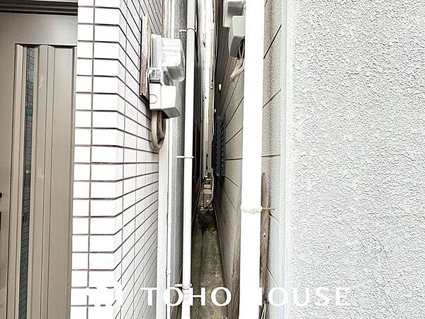 建物の側面の様子です。給湯器などの設備がすっきりとまとめられています。メンテナンス時の確認もしやすく、デッドスペースになりがちな場所も無駄なく活用されています。