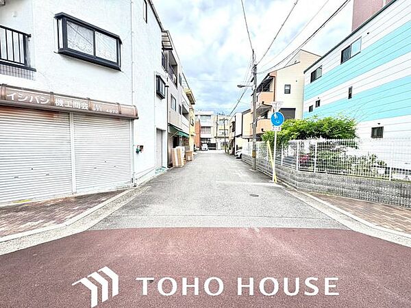 物件周辺の街並みです。高い建物が少なく、空が広く感じられる開放的な環境です。ご近所を散歩したり、毎日の通勤・通学など、生活の拠点として暮らしやすいエリアです。