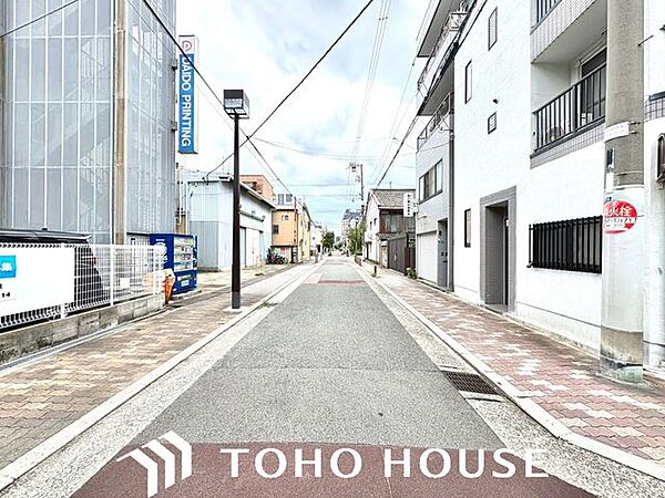 物件目の前の前面道路です。道幅にゆとりがあるため、お車の出し入れや、ベビーカーを引いてのお出かけもスムーズに行えます。周囲の見通しも良く、日々の移動も快適です。