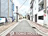 その他：物件目の前の前面道路です。道幅にゆとりがあるため、お車の出し入れや、ベビーカーを引いてのお出かけもスムーズに行えます。周囲の見通しも良く、日々の移動も快適です。