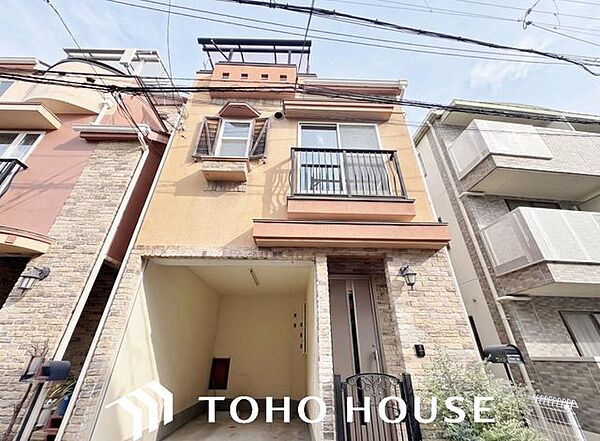外からの視線を適度に遮りながらも、室内に明るい光と心地よい風を届ける工夫が外観デザインからも見て取れます。※現況写真にAIによる画像処理がされています。