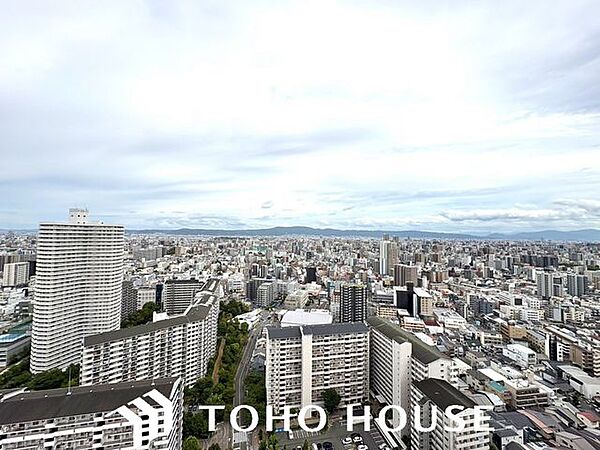 バルコニーからは開けた眺望を楽しむ事が出来る。光が注がれる青い空から鮮やかに赤色にゆっくりと染まり、漆黒に瞬く星を見上げる。そんな優しい時間がここでは流れてゆく。家族の笑顔が集まる空間。