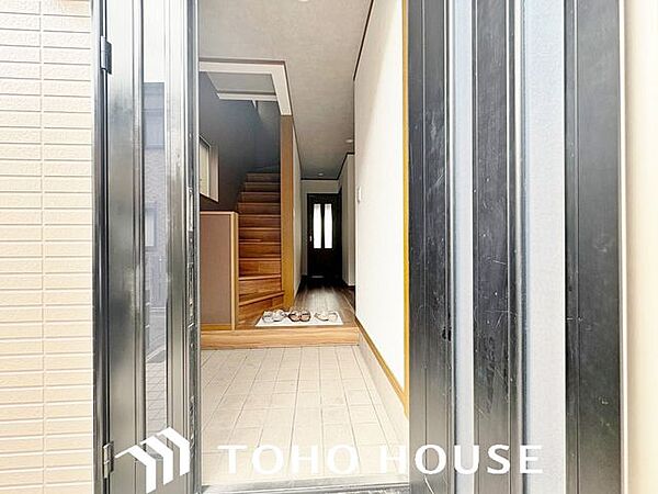 足元をすっきりと見せるシューズボックスが備え付けられた玄関ホール。ご家族の靴をしっかりと収納できるため散らかりにくく、毎日の出入りやゲストの迎え入れを気持ちよく行える実用的な空間です。